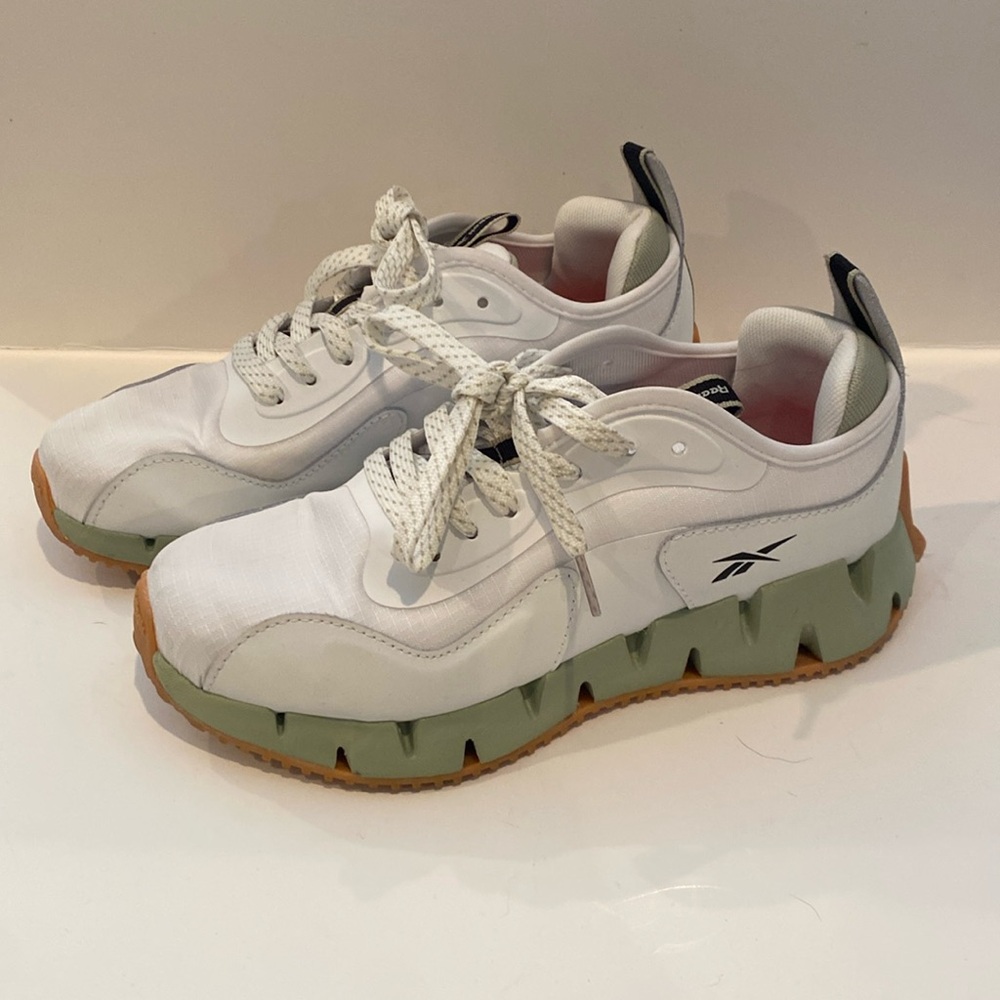 New never worn NWOT Adidas white size 7.5 sneakers.